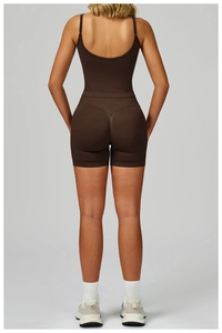 Détail du short de yoga taille haute sans couture marron foncé avec design sculptant en V