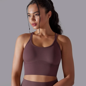 Détail du soutien-gorge de sport dos croisé violet foncé avec bande de maintien côtelée