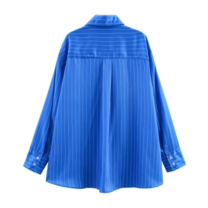 Vue arrière d'une chemise de pyjama à rayures bleues avec de fines lignes blanches