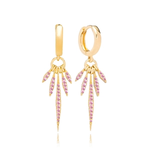 Détails de boucles d'oreilles dorées avec pointes radiales serties de zircons roses