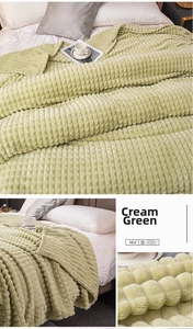 Trama dettagliata della coperta in velluto verde latte con morbidi motivi a sfera 3D