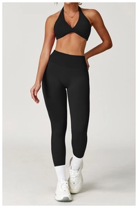 Detailansicht eines schwarzen Damen-Sport-BHs und hochtaillierter Yoga-Leggings