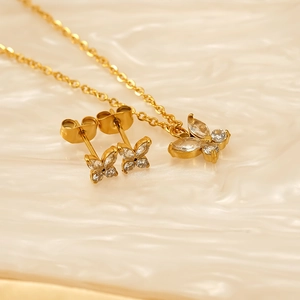 Goldenes Schmetterling Schmuckset mit Kristallen und Halskette für Damen in 18K Optik
