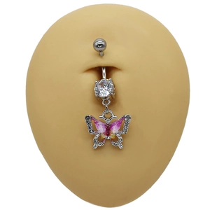 Piercing de nombril argenté avec pendentif papillon dégradé rose et violet sur modèle