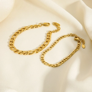 Élégantes chevillières en acier inoxydable plaqué or 18 carats sur tissu de soie beige