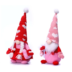 Détail de gnomes de Saint-Valentin en peluche avec accents de rose et cœur en tricot rose