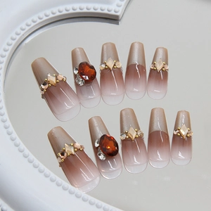 Faux ongles œil de chat dégradé marron avec strass d'ambre et perles de luxe