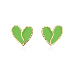 Dettaglio di orecchini a cuore in smalto verde con bordo dorato e design diviso