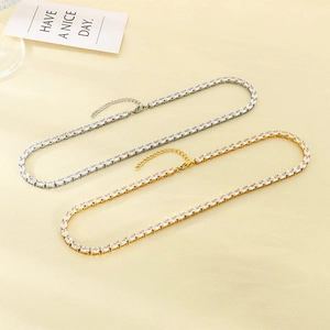Collier tennis élégant en acier inoxydable avec zircons étincelants en or et argent.
