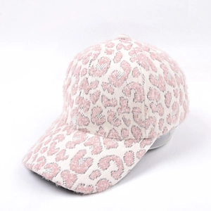 Détail de la casquette de baseball en fausse fourrure avec motif léopard rose et blanc
