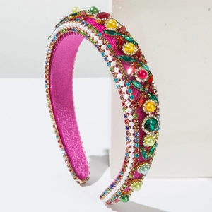 Détail macro du serre-tête baroque avec strass colorés et perles blanches décoratives
