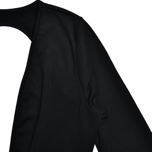Detailansicht eines schwarzen langärmligen Bodysuits mit tiefem V-Ausschnitt und Rückenausschnitt