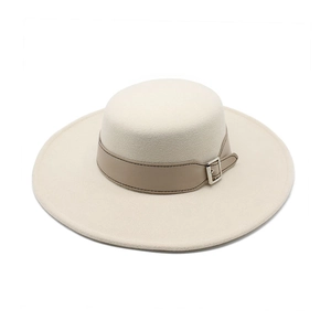 Chapeau canotier en feutre de laine crème avec large bord et ceinture à boucle
