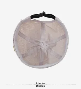 Vue détaillée de l'intérieur d'un bonnet skull cap en mesh gris avec sangle ajustable
