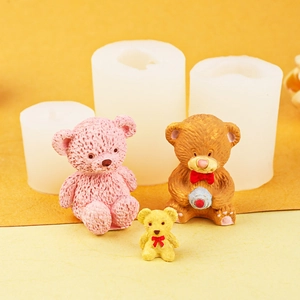 Stampi in silicone orsetto 3D con candele finite nei colori rosa, marrone e giallo