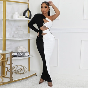 Détail de la robe asymétrique chic noir et blanc avec décoration en anneau métallique doré