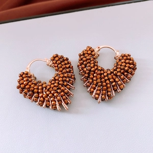 Détails de boucles d'oreilles cœur faites main avec perles en verre or rose