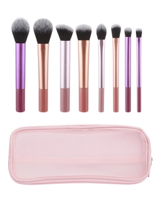 Détail de 8 pinceaux de maquillage avec tubes en aluminium et une pochette en filet rose