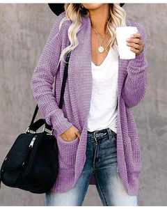 Dettaglio ravvicinato della trama del cardigan in maglia viola e della grande tasca laterale