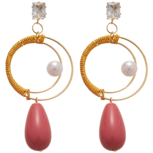 Orecchini a goccia rosa con anelli dorati, cristalli bianchi e perle eleganti