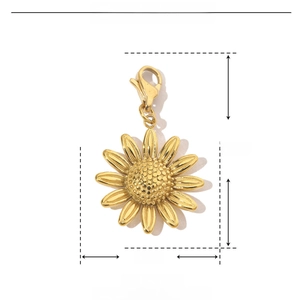 Makrodetail des goldenen Sonnenblumen-Anhängers mit Karabinerverschluss und Edelstahltextur