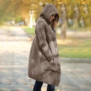 Cardigan con cappuccio in maglia grossa beige con polsini a treccia e tasche laterali
