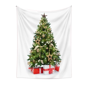 Dettaglio di arazzo natalizio con stelle dorate e scatole regalo festive dai colori vivaci