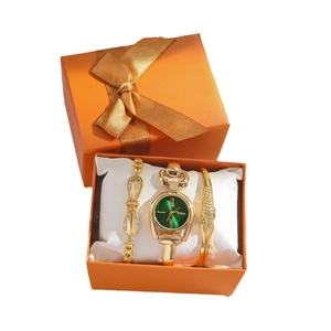 Damen Vintage Goldene Uhr mit grünem Zifferblatt und Armbändern in oranger Geschenkbox