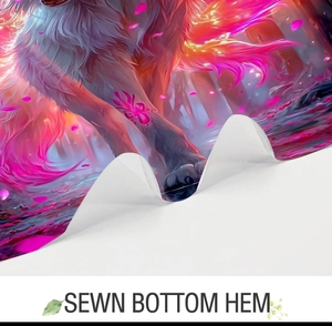 Detailansicht des professionell genähten Saums am 3D-Wolf-Duschvorhang mit Blumen