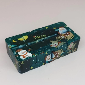 Detailaufnahme des Weihnachts-Infinity-Cubes mit Motiven von Weihnachtsmann und Rentier