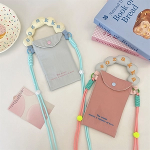 Détail de pochettes téléphone en toile avec poignées nuage et cordons tressés