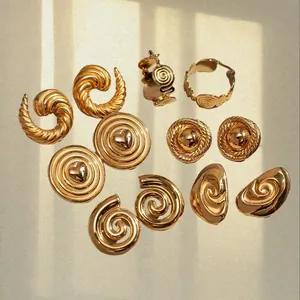 Orecchini a spirale in acciaio inossidabile placcato oro 18k e set di gioielli chic