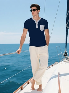 Gros plan d'un t-shirt Henley gaufré pour homme avec poche contrastée et col boutonné élégant