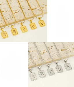 Détails des pendentifs lettres A-E en acier inoxydable or et argent sur chaîne serpent