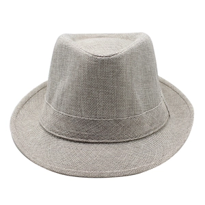 Détails de la texture tissée en paille et de la structure du chapeau de soleil beige