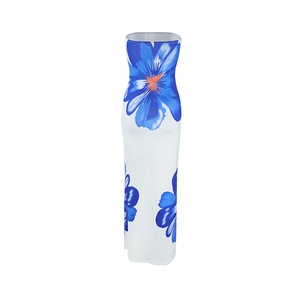 Dettaglio dell'abito lungo bianco con grandi stampe floreali blu e scollo senza spalline