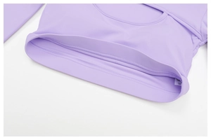 Macro des coutures doubles et étiquette intérieure sur le haut de yoga lilas