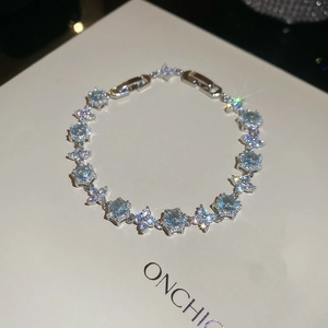 Gros plan d'un bracelet en argent scintillant avec zircons bleus en forme de goutte