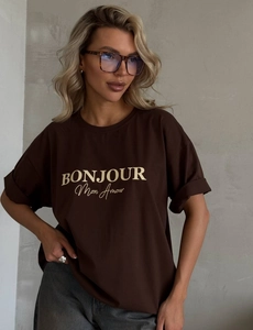Gros plan sur l'imprimé Bonjour sur ce t-shirt marron décontracté en coton doux