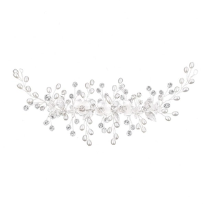 Détail de vigne de cheveux de mariée argentée avec perles blanches et strass brillants