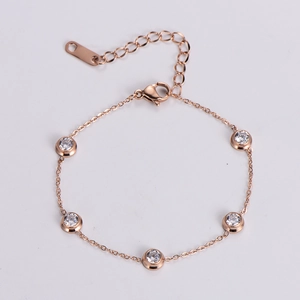 Detail eines Roségold-Armbands mit fünf in Zargenfassung gefassten Zirkoniasteinen