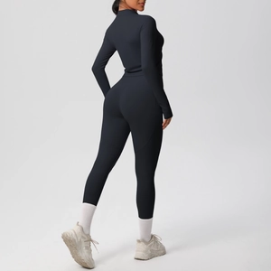 Vue détaillée du dos d'un ensemble de yoga noir avec legging taille haute et haut court