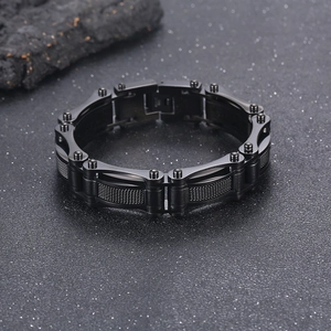 Détail du bracelet gourmette noir en acier inoxydable avec texture en maille et fermoir plié