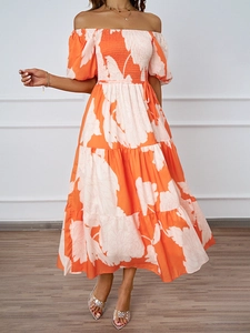 Détail d'une robe d'été à fleurs à épaules dénudées avec manches bouffantes et jupe à plusieurs niveaux