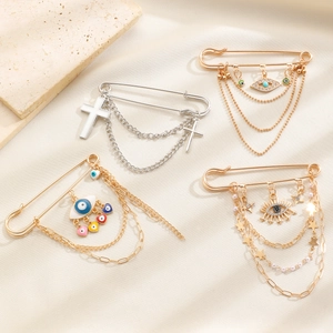 Set aus vier Vintage-Sicherheitsnadel-Broschen in Gold und Silber mit bösem Blick und Kreuz