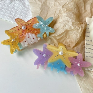 Pinza per capelli a stella marina in acetato colorato con strass e perle chic