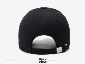 Détail de la casquette de baseball noire à l'arrière avec boucle en métal argenté réglable