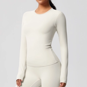 Détail du haut de yoga à manches longues brossé double face blanc crème et legging