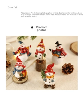 Detailsicht von fünf Mini-Schneemann-Figuren aus Harz mit festlichem Weihnachtszubehör