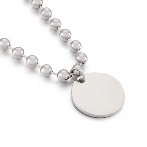 Collier ras du cou en perles argentées avec un pendentif disque lisse pour femme